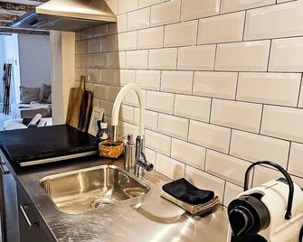 JoyJoyJoy the White Wilde ecolicious studio in a historic Canalhouse from 1799 with terrace at the canals - Amsterdam - Kitchen