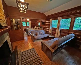 White Pines Lodge - Mount Morris - Wohnzimmer