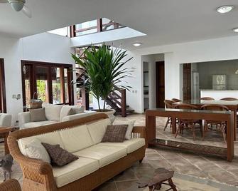 4 Suites on the Riviera MAX12 PEOPLE 4 min walk from the beach and 11 min walk from the shopping center - Bertioga - Olohuone