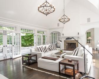 Amagansett 4BR Estate, 60 ft Pool - Amagansett - Living room