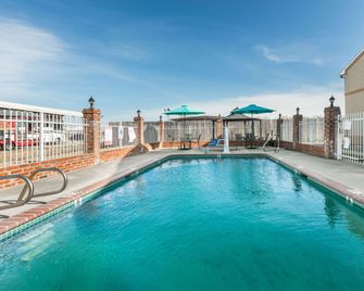 Howard Johnson by Wyndham Scott Lafayette - Scott - Pool