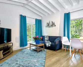 Cozy spacious Studio With Private small Backyard. Pet Friendly - Fort Lauderdale - Sala