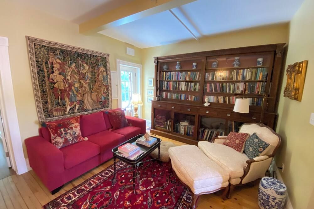 Queen's Inn-Gore Bay, Manitoulin Island - The world's largest fresh water island - גור ביי - סלון