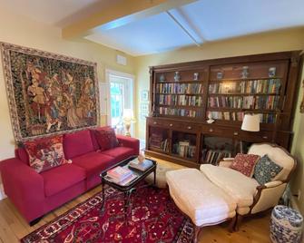 Queen's Inn-Gore Bay, Manitoulin Island - The world's largest fresh water island - Gore Bay - Living room