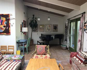 Ojai Valley East End Chic Ranch Home & Orchard on 3 Acres w/ gorgeous 360 views - Ojai - Living room