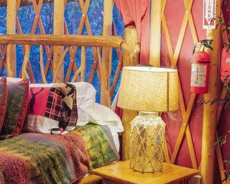 Brand New Yurts in the wilds of MT-Stay @ GNP like no other! 7mi. from W Glacier - Coram