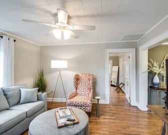 Southern Charm Cottage- Historic 2 bed 1 bath refuge in Hickory - Hickory - Living room