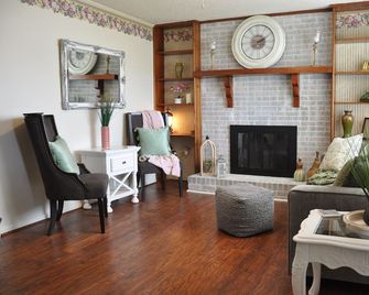 Charming Country Cottage Hideaway 3-bedroom house with WiFi and AC in Lebanon - Lebanon - Vardagsrum