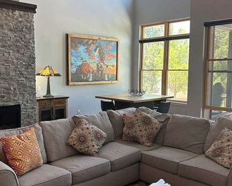 Lofted condo on the boat ramp, downtown Salida, king bed plus super comfortable queen murphy bed and sleeper sofa. Two levels, two bathrooms, parking spot in garage included. - Salida - Living room