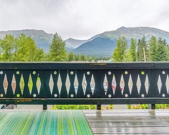 One-Bedroom Loft Condo w Full Mountain Views - Girdwood - Balcón