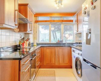 Lovely 3bd Family Home With Garden - Richmond! - London - Kitchen