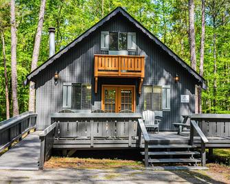 Stunning wooded view Chalet near our salt water pool! - Pine Mountain - Building