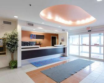 Motel 6 Brandon Mb - Brandon - Front desk