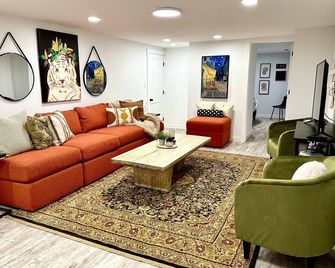 Entertain Large Groups Here: Game Room, Pool, Patio, Fire Pit, Pool Table & More - Oskaloosa - Вітальня