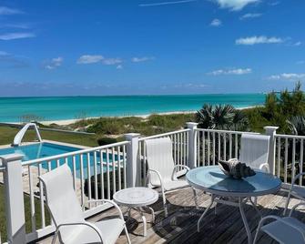 Family estate coach house and guest house on TC beach with beautiful pool - Treasure Cay - Balcony