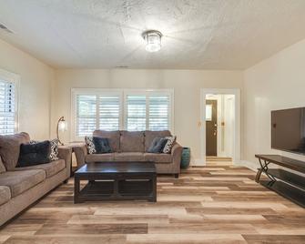 Sunny Turlock Cottage Walk to Downtown! - Turlock