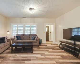 Sunny Turlock Cottage Walk to Downtown! - Turlock - Wohnzimmer