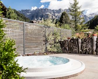 Boutique Hotel Nives - Luxury & Design in the Dolomites - Selva di Val Gardena - Piscina