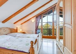 Katharinenhof Holiday Apartment \'Zugspitze\' with Balcony, Mountain View & Wi-Fi - Garmisch-Partenkirchen - Bedroom