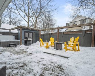 The Cambridge Cove- 7 Minute Walk to Beach! Hot Tub & Outdoor Gas Fire Pit - Crystal Beach - Patio