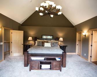 Waterfront Property On 3 Acres With Home Theater And Large Deck - Cottage Grove - Bedroom