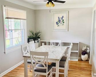 Room for rent. Cozy upstairs bedroom + private bathroom in quiet neighborhood.\n - Harper Woods - Dining room