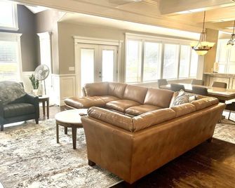 Bucolic views, spacious great room, short walk to center of town! - Torrey - Huiskamer