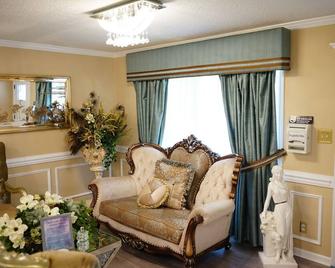 Welcome to the Hidden Palace Resort Experience - Garden City - Living room