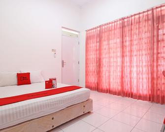 RedDoorz near Terminal Tirtonadi - Surakarta City - Bedroom