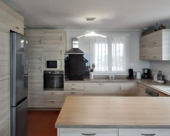 Maison spacieuse avec vue sur la mer à Arromanches-les-Bains - Arromanches-les-bains - Phòng bếp