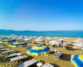 Fruit Village Paestum Coral Beach - Paestum - Strand