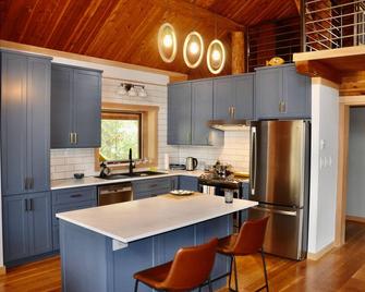 Loki Cabin Located in the heart of the west Kootenays - Kaslo