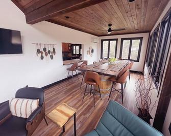 Rustic charm meets modern comfort on 154 acres of Missouri countryside. - St James - Comedor