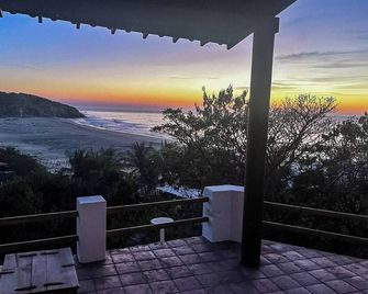 House in Playa El Mojon, ocean view, surf and pool. - San Miguel del Puerto - Balcony