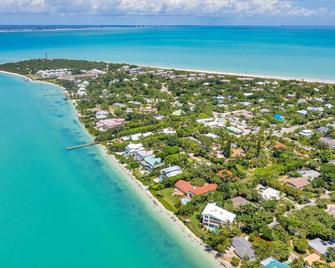 Sanibel-Style on the East End! Walk to restaurants and the lighthouse. NEW! - Sanibel - Playa