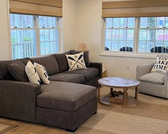 East Fork Lake Lodge steps away from private boat dock - Olney - Living room