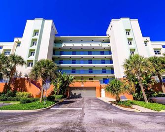 Bahama Breeze short walk to the beach - New Smyrna Beach - Edificio