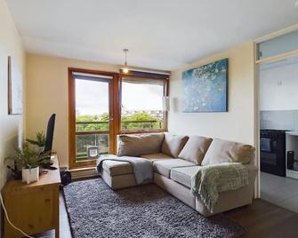 Lovely 1 BR serviced apartment w patio sleeps 3 Pass The Keys - London - Living room