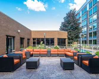 Sheraton Ann Arbor Hotel - אן ארבור - פטיו