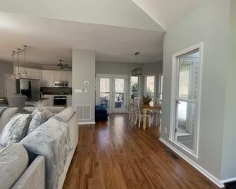 Mountain Bliss Retreat, near Asheville & Charlotte - Kings Mountain - Living room