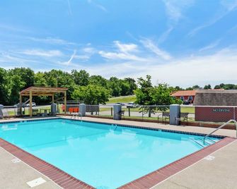 Americas Best Value Inn - Berea - Piscina