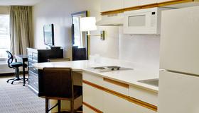Extended Stay America Suites - Kansas City - Country Club Plaza - Kansas City - Kitchen