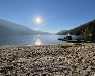Boat access ONLY cabin on North end Christina Lake - Christina Lake - Пляж