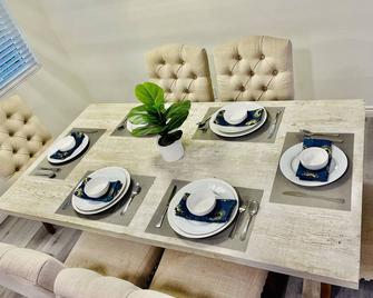 Discounted Large Upland 2 Master Bedrooms - Close To Airport, Convention Center - Upland - Dining room