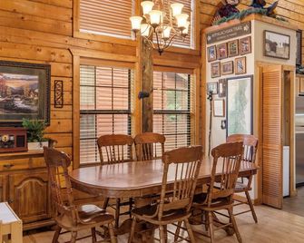 Log Cabin Getaway - Five minutes from Branson Shopping & Entertainment! - Branson - Dining room
