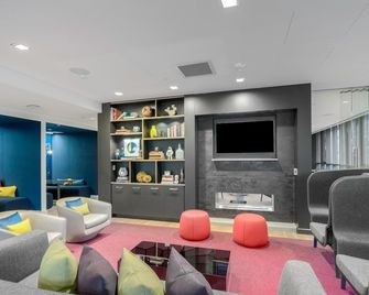 Gentle Kendall Sq Studio, Gym, Doorman, near MIT by Blueground - קיימברידג' - טרקלין