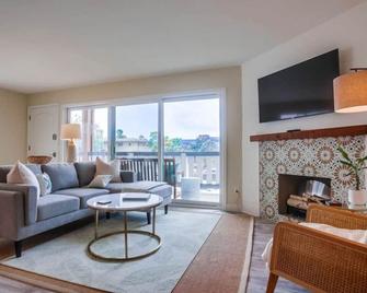 Del Mar Sea Horse Beach Condo - Del Mar - Living room