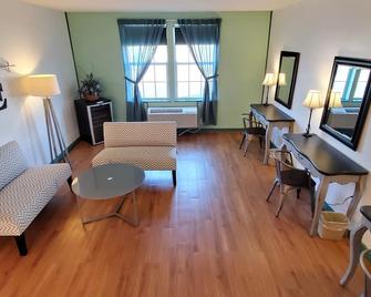 Amish Inn - Nappanee - Living room