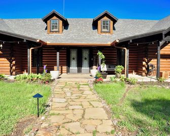 Unique Rustic Log Home an hour from Dallas - Greenville - Edificio
