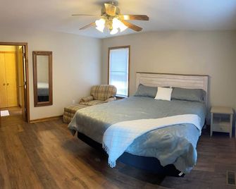 3-bedroom family friendly home on 4 acres near Hermann with WiFi, AC, deck - Hermann - Bedroom